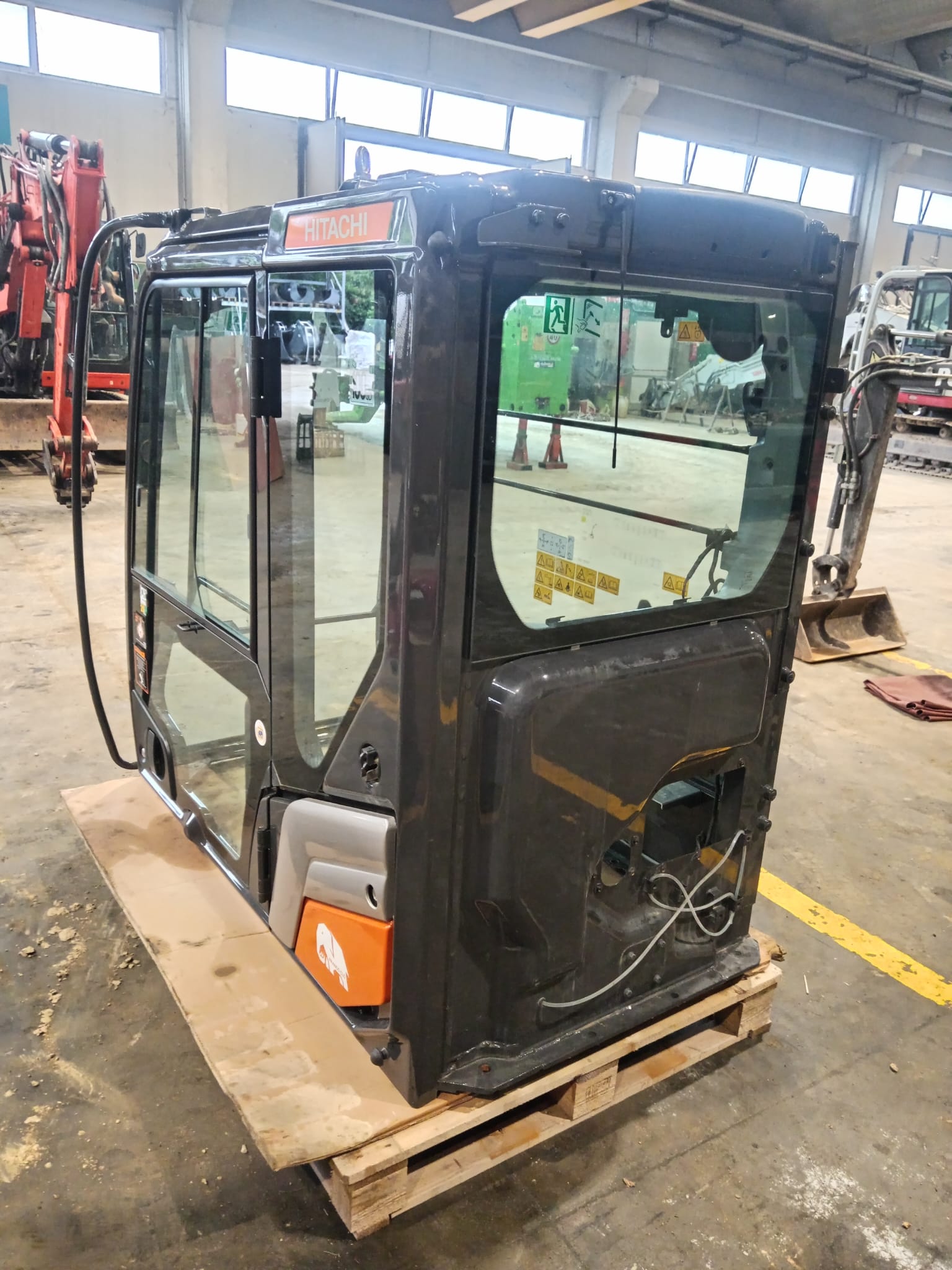 Cabina per HITACHI ZX 180.7 - Franco Clò Macchine Movimento Terra