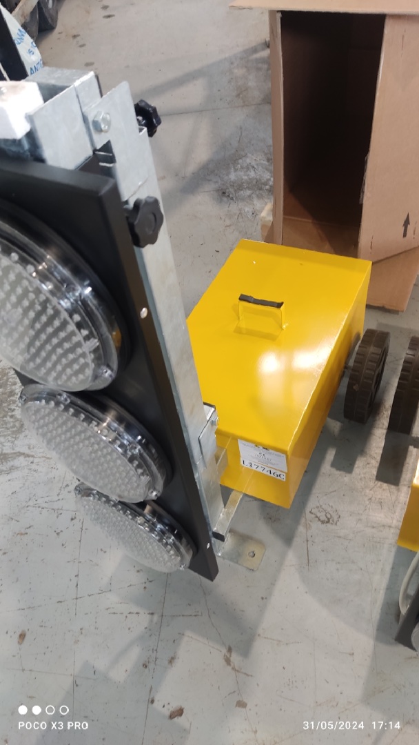 Coppia di semafori da cantiere mobile - Franco Clò Macchine Movimento Terra