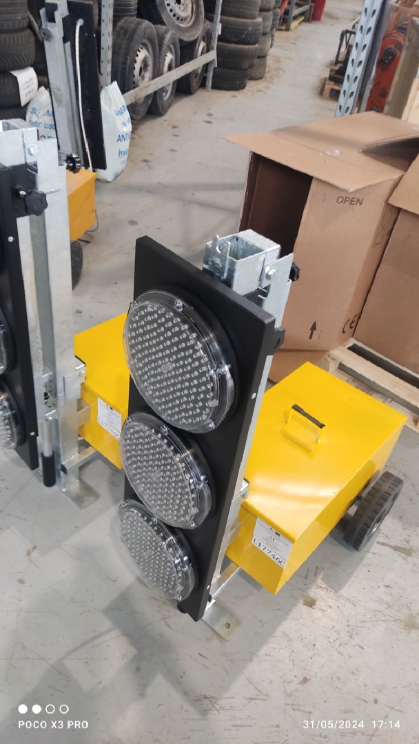 Coppia di semafori da cantiere mobile - Franco Clò Macchine Movimento Terra