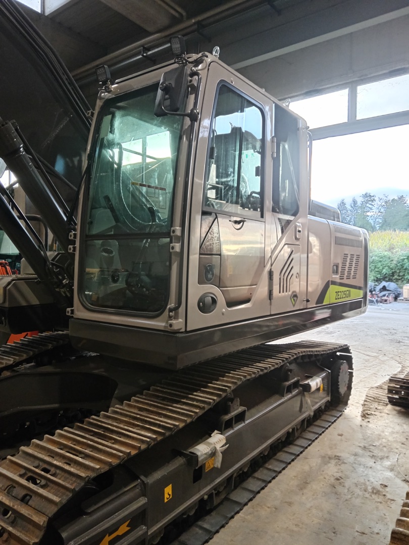 Escavatore cingolato ZOOMLION ZE 225GN - Franco Clò Macchine Movimento Terra