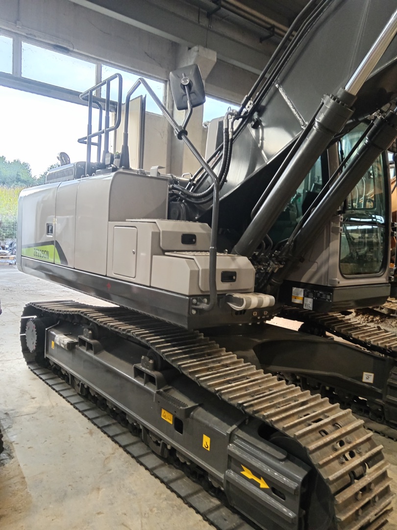Escavatore cingolato ZOOMLION ZE 225GN - Franco Clò Macchine Movimento Terra